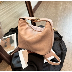 Détail du sac plissé rose pâle avec boucle dorée et fermeture éclair métallique