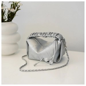 Sac à main plissé argenté avec texture marbrée, perles coulissantes et chaîne