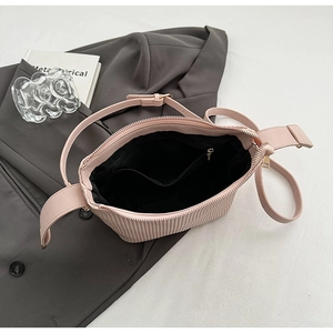 Vue intérieure du sac plissé rose clair avec doublure noire et poche zippée interne