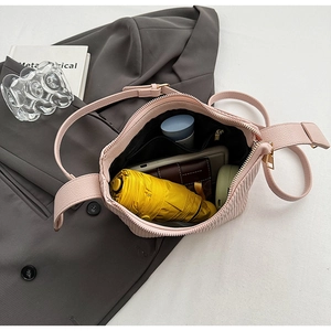 Détail intérieur du sac à main rose en cuir texturé montrant la grande capacité