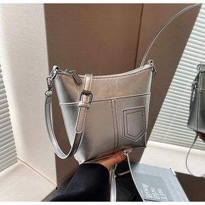 Detailansicht der silbernen Metallic-Kunstledertasche mit verstellbarem Riemen