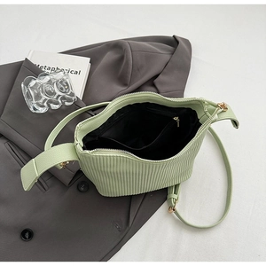 Détail du sac bandoulière plissé vert clair avec fermeture éclair et bandoulière