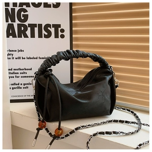 Détails du sac nuage noir plissé avec perles ambrées et bandoulière chaîne