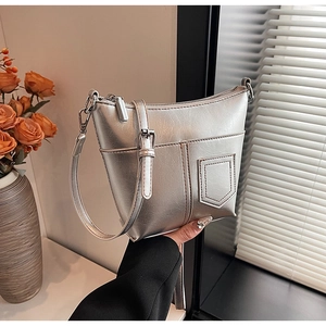 Details der silbernen Metallic-Umhängetasche mit verstellbarem Gurt und Schnalle