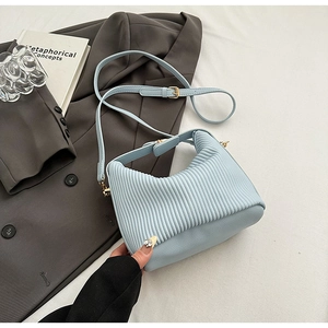 Détails du sac à main plissé bleu clair avec bordure en cuir lisse et boucle dorée