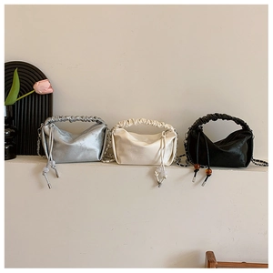 Détail des sacs nuage plissés en argent, blanc et noir avec bandoulières chaînes