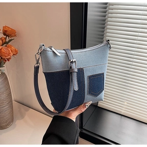 Detail der zweifarbigen Denim-Schultertasche mit kleiner Tasche und Metallreißverschluss