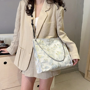 Schultertasche mit Schmetterling-Jacquard, Perlenkette und Silberkette im China-Stil