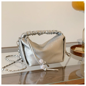 Détails du sac nuage argenté plissé avec perles lilas et bandoulière en chaîne métal