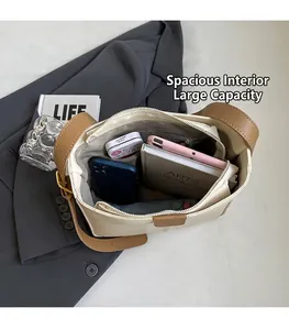 Dettaglio interno borsa a secchiello spaziosa con scomparti per cellulare e tablet