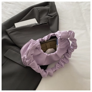 Makroaufnahme der hellvioletten Crescent-Bag mit Falten und Blick auf den geräumigen Innenraum