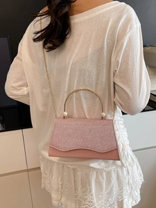 Pochette de soirée rose à paillettes avec poignée dorée et détails de perles