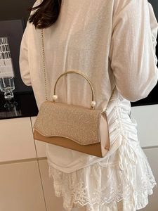 Sac de soirée champagne à paillettes avec poignée dorée et perles sur robe en dentelle