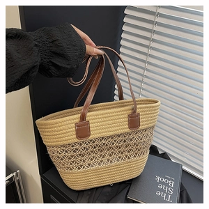 Détail du sac cabas en paille tissé avec anses en cuir marron et design ajouré en mesh