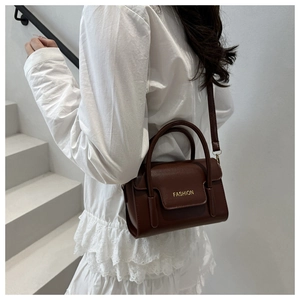 Detail einer braunen Kunstleder-Minibag mit FASHION-Logo und doppelten Tragegriffen