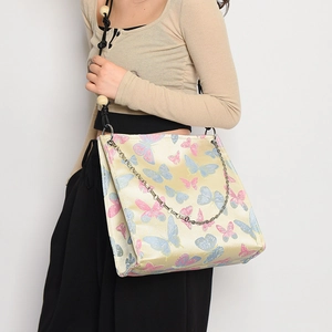 New Chinese Style Tote Bag mit Schmetterlingsdruck und Perlenriemen, von einem Model getragen