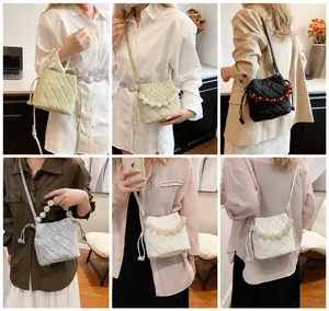 Vues détaillées d'un sac seau matelassé avec poignée décorative en perles pour femme