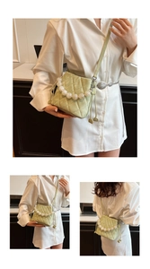 Détail du sac seau matelassé vert sauge avec poignée en perles et cordon à pompons