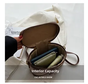 Dettaglio della capacità interna della borsa box retrò con oggetti di uso quotidiano