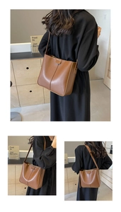 Dettaglio della borsa in pelle marrone con incisione Fashion and Bags sulla fibbia