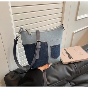 Detail der Patchwork-Jeanstasche mit verstellbarem Riemen und silberner Metallschnalle
