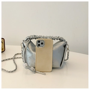 Détails du sac à main argenté plissé avec motifs floraux et bandoulière en chaîne