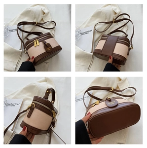Viste dettagliate di una borsa a secchiello in tela beige con finiture in pelle marrone