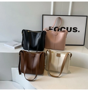 Dettaglio di borse a secchiello in pelle premium in quattro colori con logo in rilievo