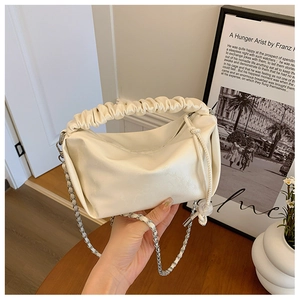 Détail du sac nuage plissé blanc crème avec cuir souple et bandoulière chaîne argent