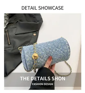 Détails du sac cylindre en jean avec paillettes argentées et chaîne dorée élégante