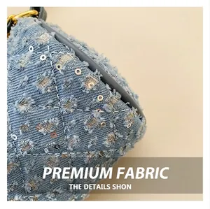 Détail du sac matelassé en jean bleu clair avec bords effilochés et sequins brillants
