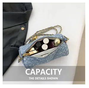 Intérieur du sac en denim matelassé avec espace pour rouge à lèvres et maquillage