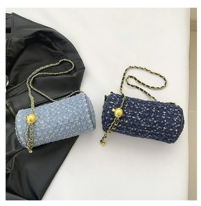 Détail du sac cylindre en jean matelassé avec paillettes et décorations de chaîne dorée