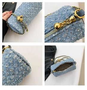 Vues détaillées du sac baril en jean avec paillettes argentées et chaîne dorée