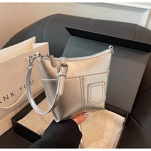 Details der silbernen Metallic-Schultertasche mit Kontrastnaht und verstellbarem Gurt