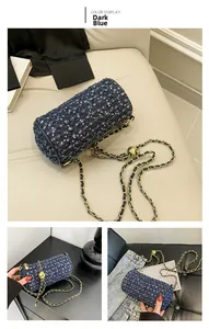 Détail du sac cylindre en tweed bleu à paillettes avec chaîne dorée et boucle à boule