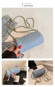 Détail du sac cylindre en jean bleu clair avec paillettes argentées et chaîne dorée