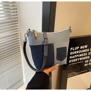 Details der blauen Denim-Patchwork-Umhängetasche mit Tasche und Lederriemen