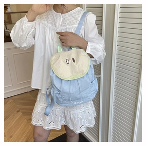 Vista dettagliata dello zainetto bimbi azzurro con design orsetto e scritta Bear