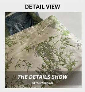 Gros plan du sac cabas en jacquard texturé avec motif bambou vert et bandoulière