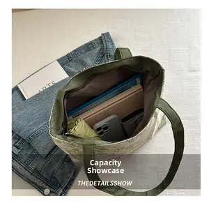 Intérieur spacieux du sac cabas en toile montrant la capacité pour tablette et livres