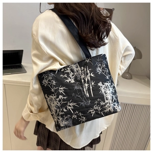 Grand sac cabas à motif bambou porté par un mannequin dans un cadre de vie urbain