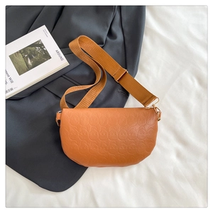Detail der braunen Satteltasche mit 3D-Totenkopf-Prägung und breitem Canvas-Schultergurt