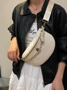 Schicke beige Satteltasche mit Totenkopf-Prägung und verstellbarem Riemen