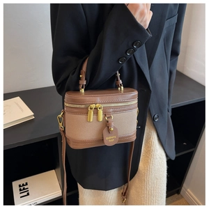 Vue détaillée d'un sac vanity vintage avec coutures en toile et texture cuir marron