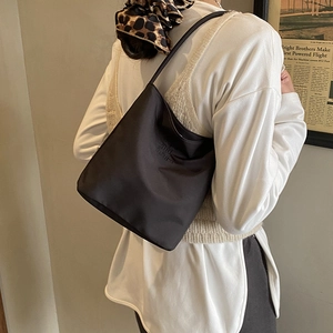 Sac à épaule en nylon noir minimaliste avec broderie pour femme vue de profil