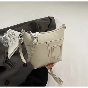 Detailansicht cremeweiße Beuteltasche mit Nähten, Tasche und silbernem Reißverschluss