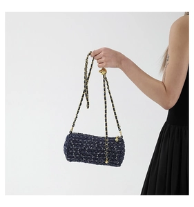 Détail du sac cylindre en tweed avec sequins et chaîne dorée à bille réglable