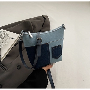 Details der blauen Patchwork-Jeanstasche mit Silberreißverschluss und kleiner Tasche
