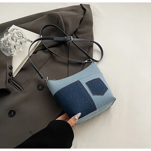 Detailaufnahme der Patchwork-Jeans-Umhängetasche mit Lederriemen und Silberschnalle